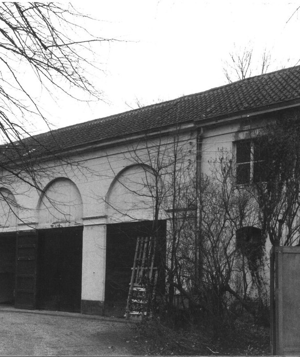 Historische gevel met boogstructuur binnen renovatie van koetshuis in Gentbrugge