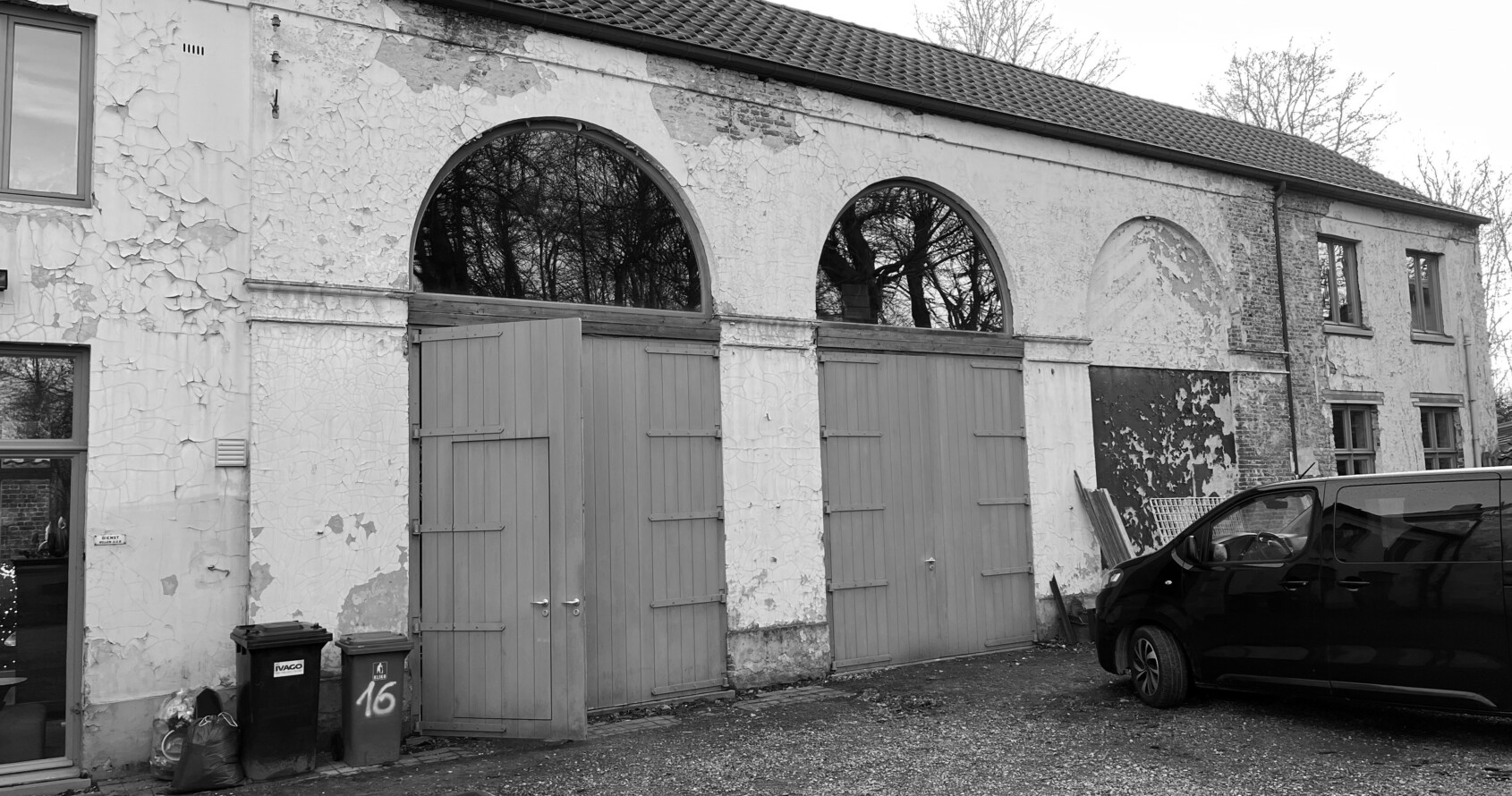 Historische gevel met boogstructuur binnen renovatie van koetshuis in Gentbrugge