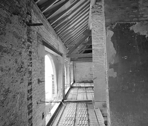 Erfgoedstructuur met zichtbare baksteen en historische dakconstructie in Gentbrugge